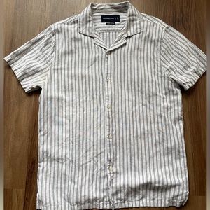 Comfortable short-sleeve button-up shirt in a soft linen-blend fabric. Size M